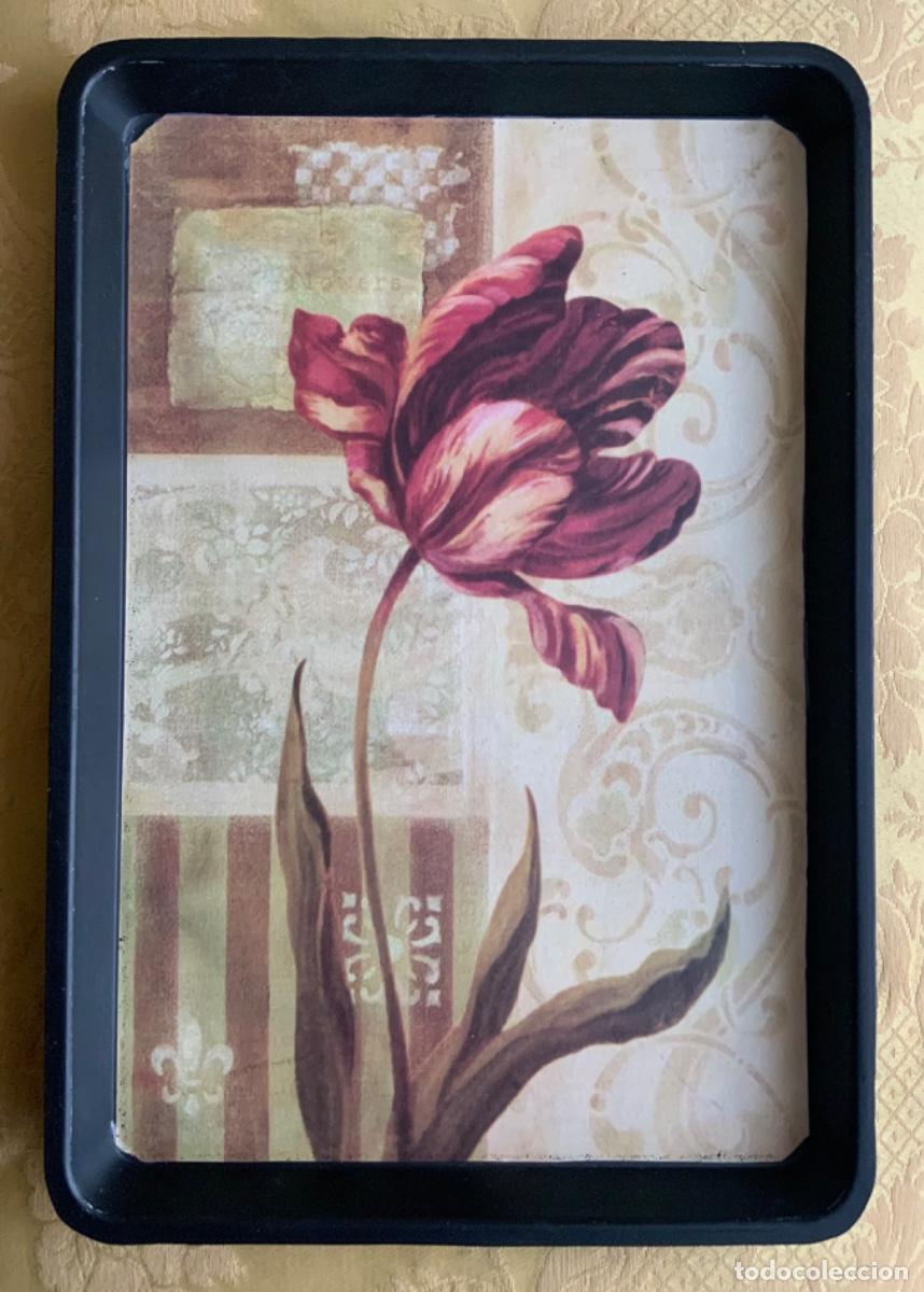 Vintage: BANDEJA PL&Aacute;STICO DURO, FLOR ROJA - Foto 1