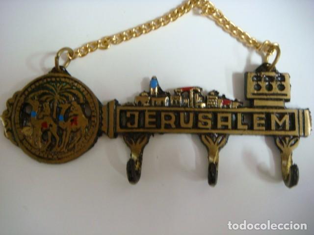 Vintage: COLGADOR DE PARED PARA LLAVES DORADO METALICO DE JERUSALEM (&)