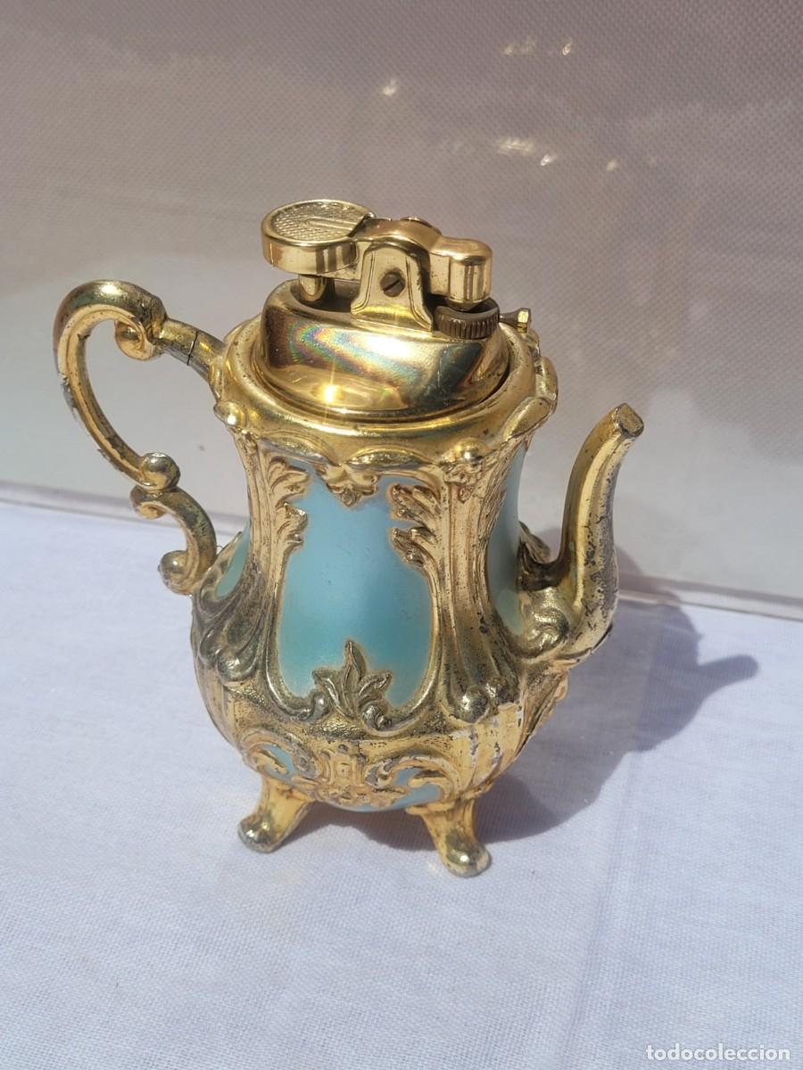 Vintage: El antiguo encendedor de mesa, con forma de tetera, metal, 11cm