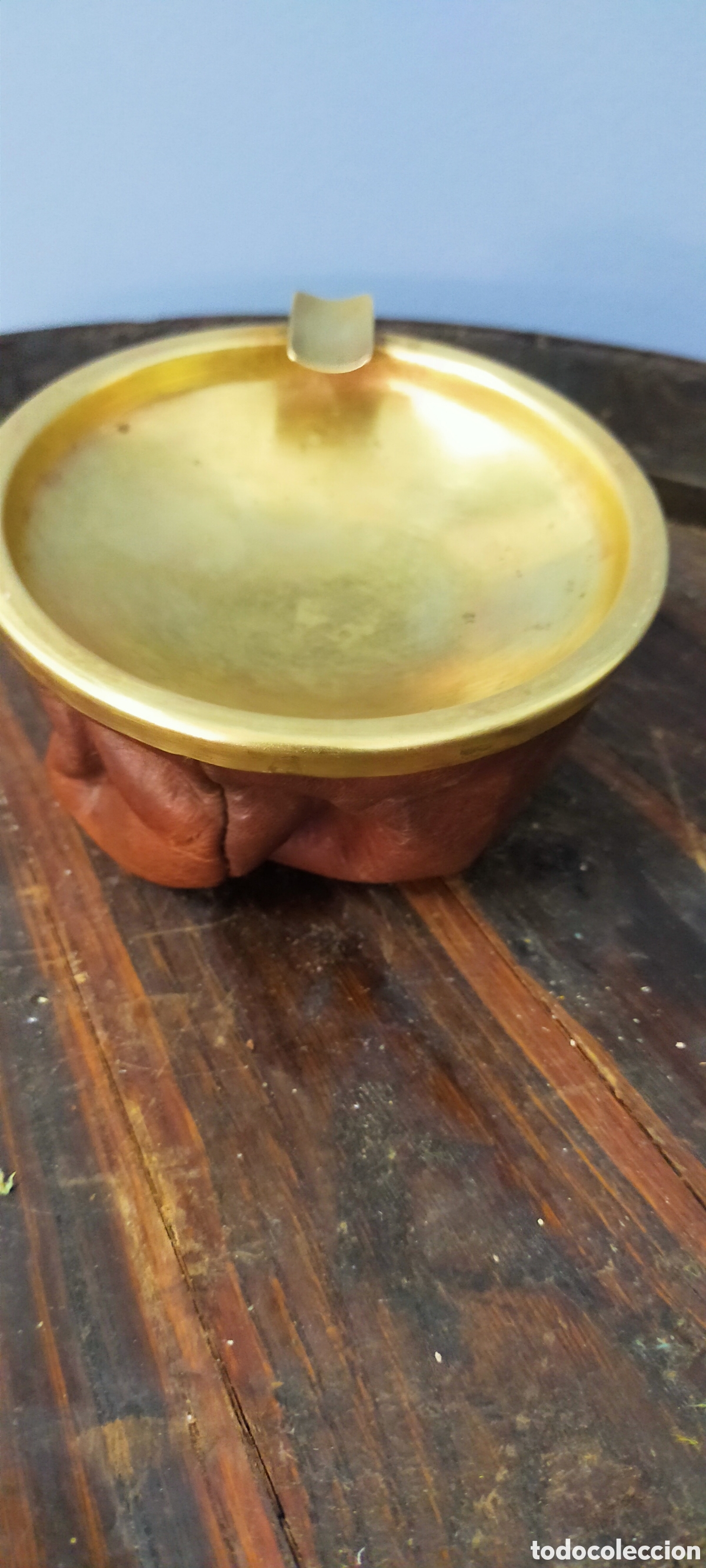 Vintage: Cenicero pielnoble y lat&oacute;n relleno de perdigones