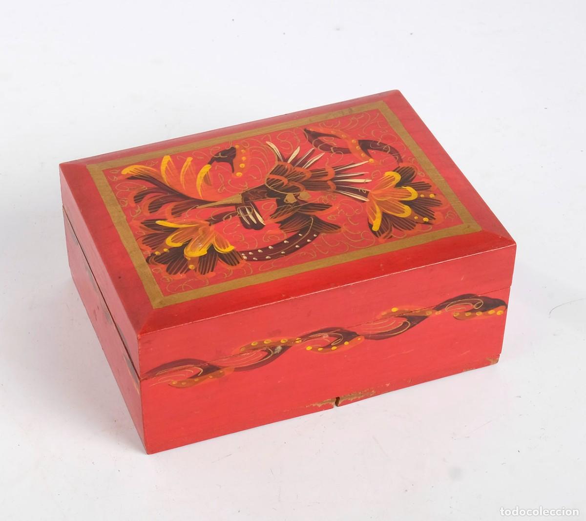 Vintage: Caja roja de madera. Decorada a mano