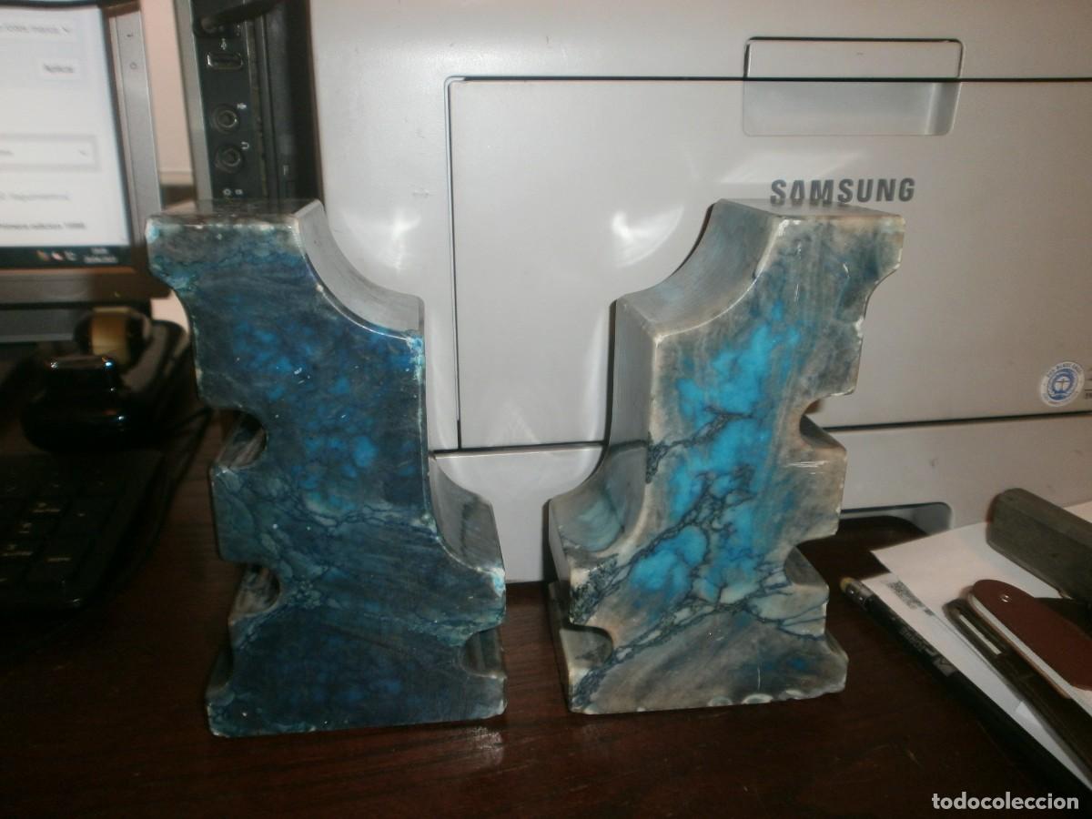 Vintage: Pareja de originales figuras sujeta libros marmol color azul 15.5X9X6 cm.