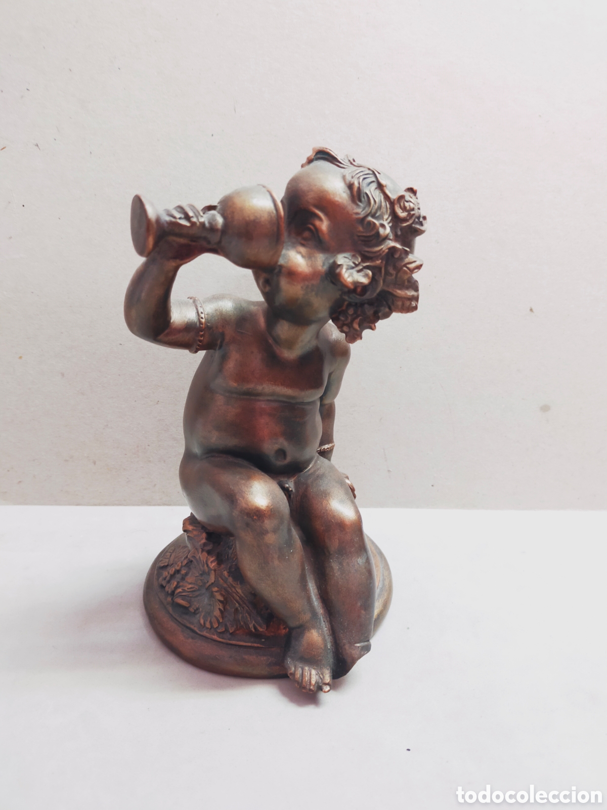 Vintage: AMORCILLO BEBIENDO. REALIZADO EN PASTA CON ACABADO EN ORO VIEJO. 20 CM.