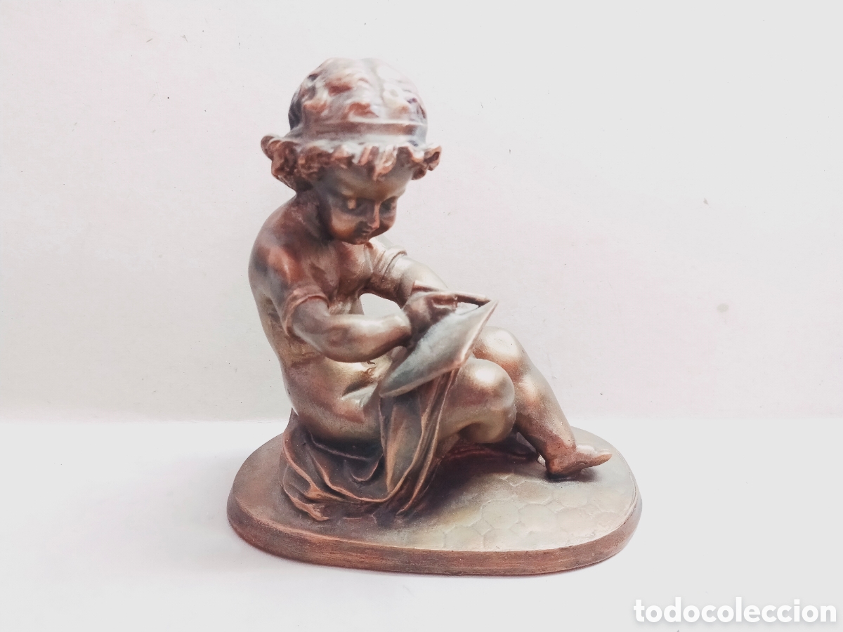Vintage: AMORCILLO ESCRIBIENDO REALIZADO EN PASTA CON ACABADO EN ORO VIEJO. 18 CM.