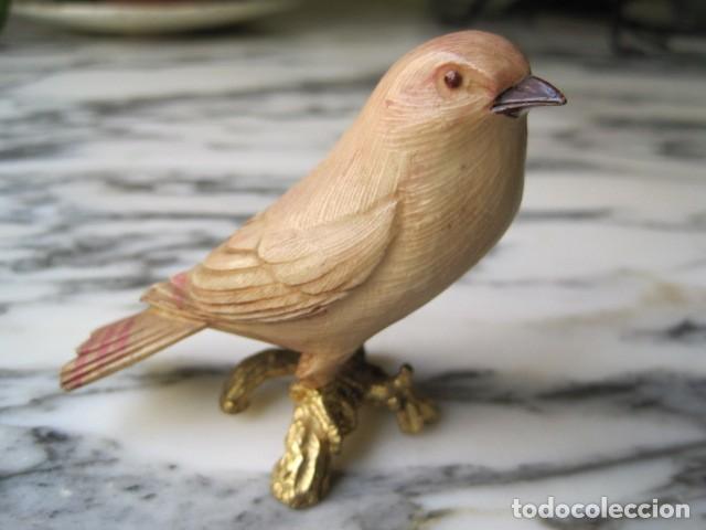 Vintage: P&Aacute;JARO DE RESINA - BASE DE METAL DORADO