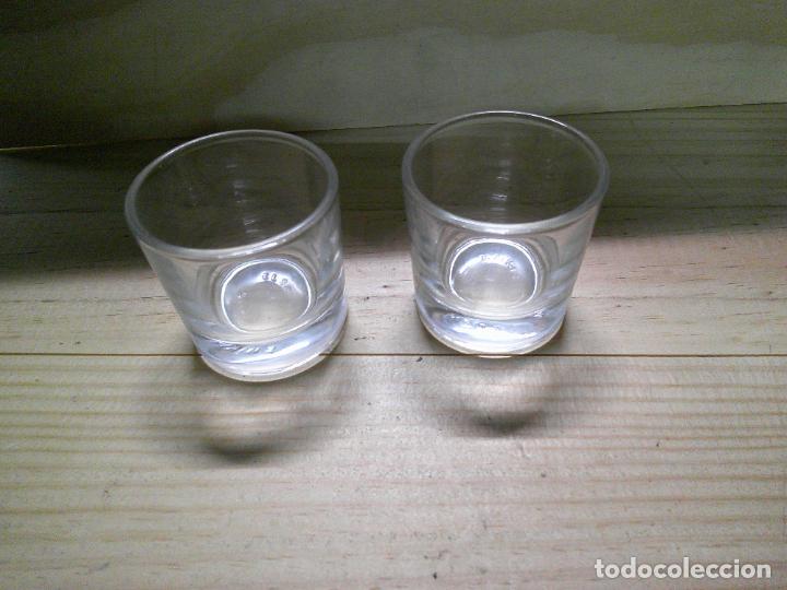Vintage: DOS BONITOS VASOS PARA CHUPITO DE CRISTAL. - Foto 2