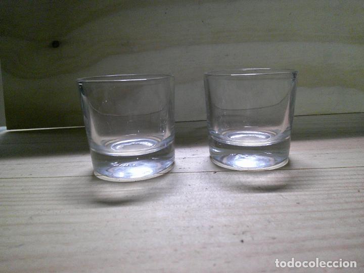 Vintage: DOS BONITOS VASOS PARA CHUPITO DE CRISTAL. - Foto 1