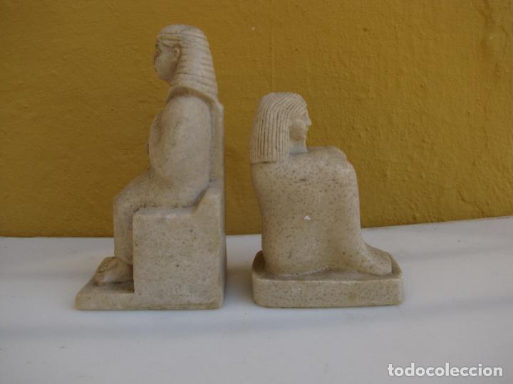 Vintage: 61.- Pareja egipcia sujeta libros de piedra artificial