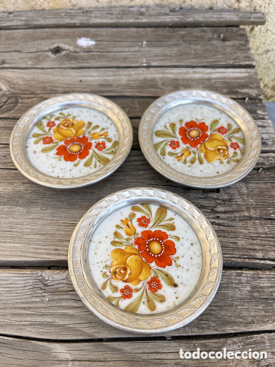 Vintage: Tres posavasos de cer&aacute;mica con dibujo floral y borde de metal plateado. Vintage.