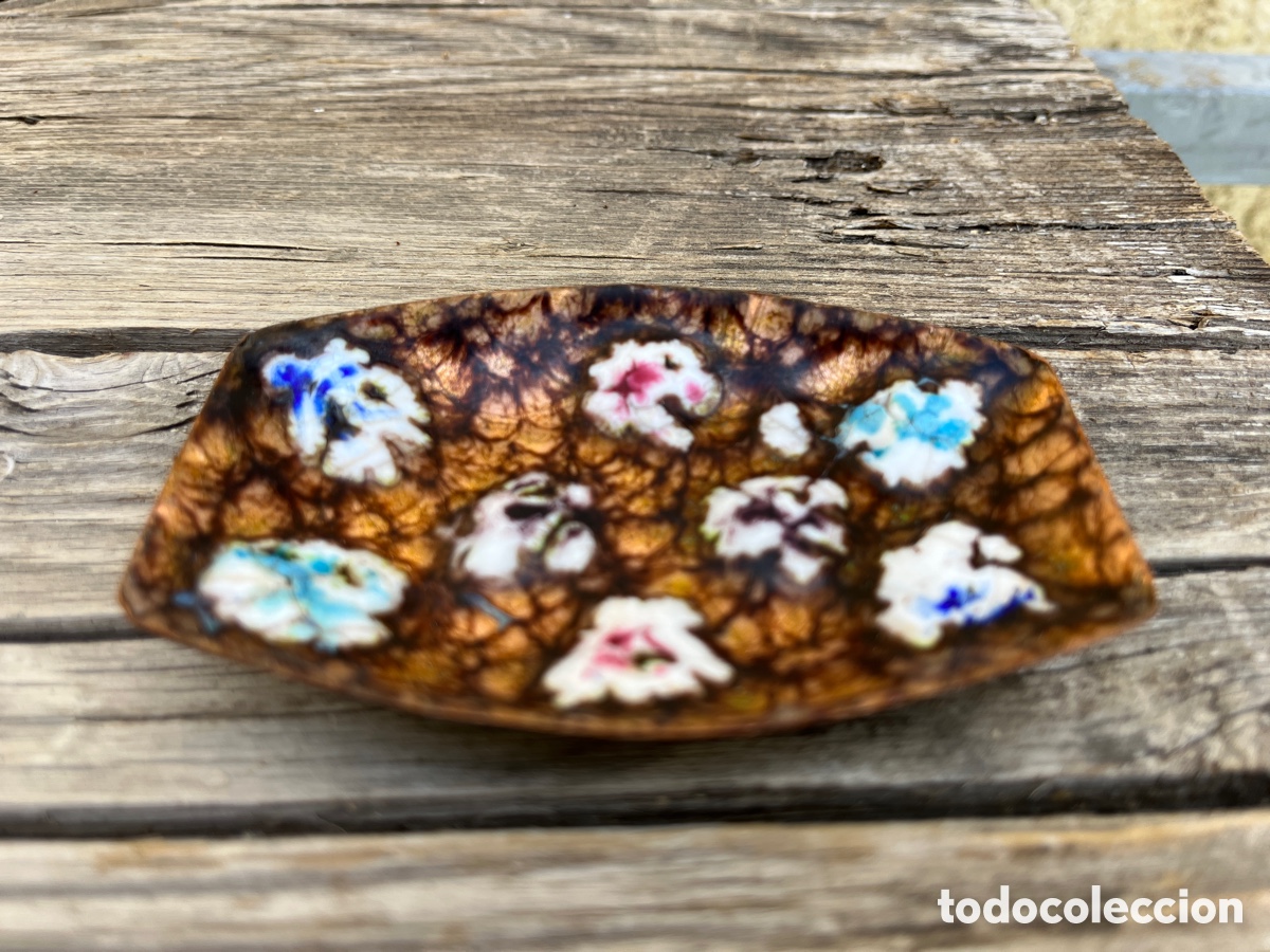 Vintage: Peque&ntilde;a bandeja o plato de metal con dibujo en esmalte, artesanal.