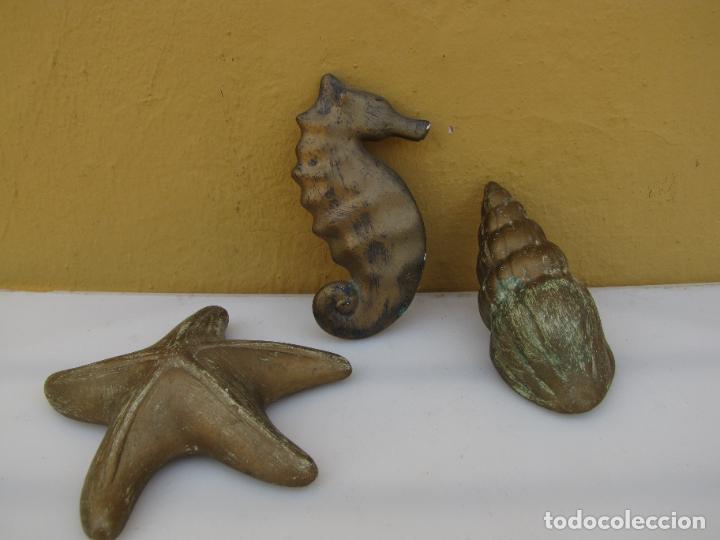 Vintage: 66.- Lote porcelana. 3 elementos marinos dorados