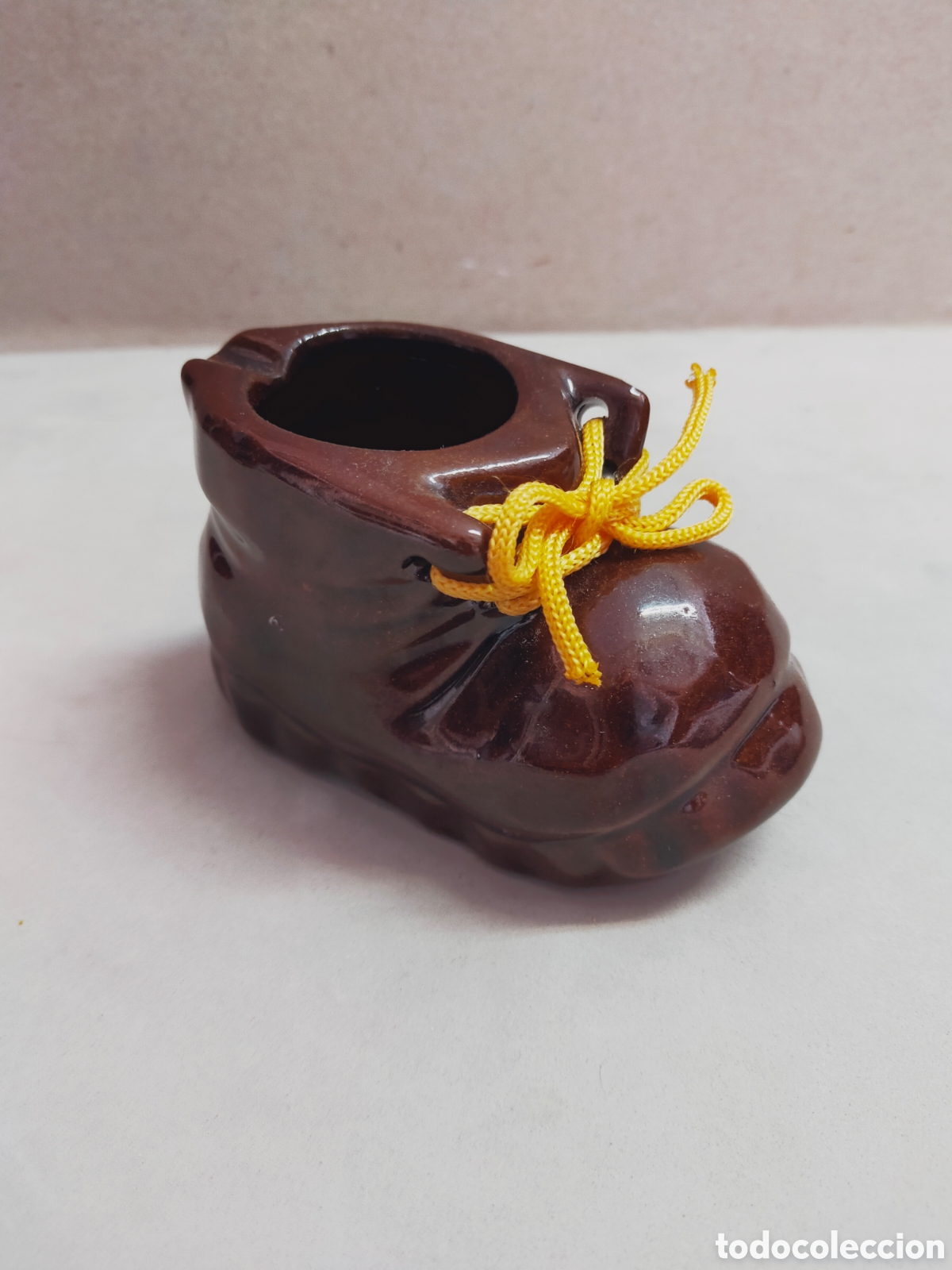 Vintage: CENICERO DE CERAMICA CON FORMA DE BOTA.