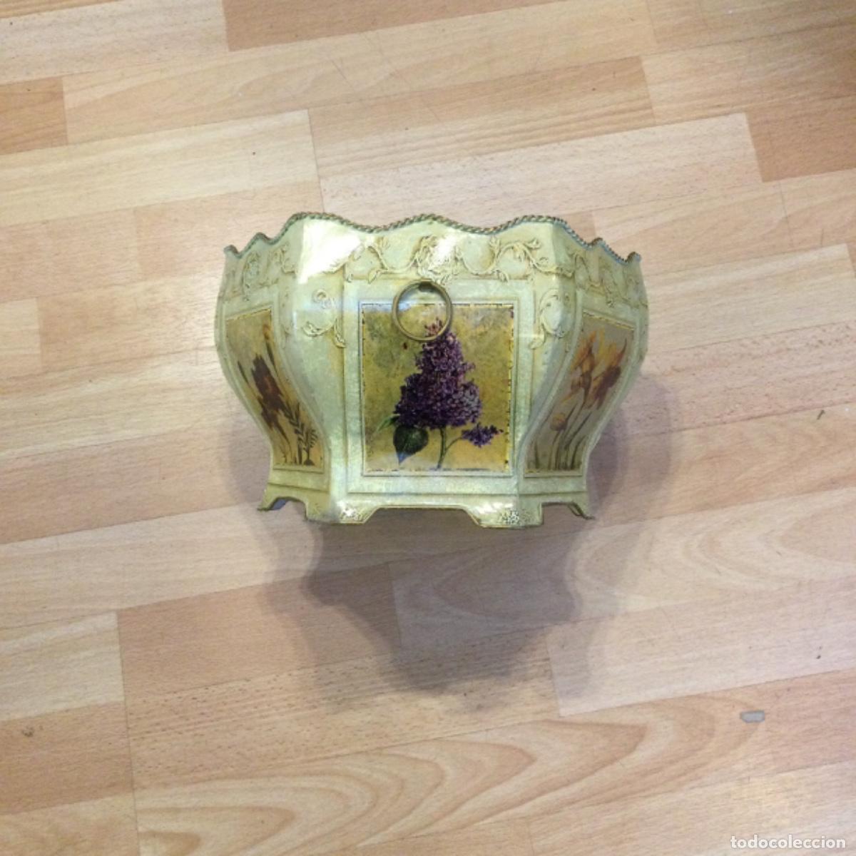 Vintage: Macetero met&aacute;lico pintado con adornos florales. NUEVO