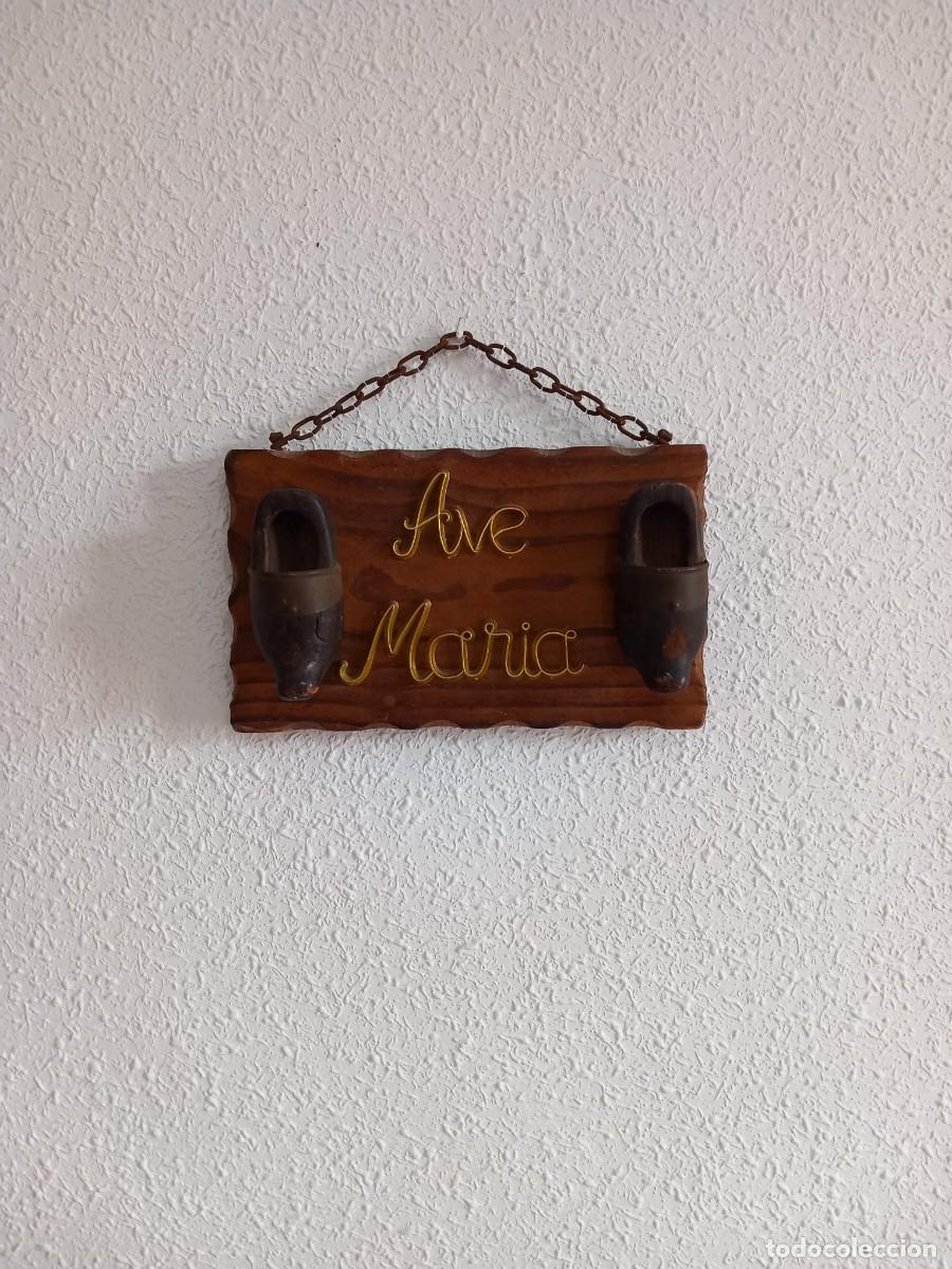 Vintage: Zapatos de madera en decoraci&oacute;n