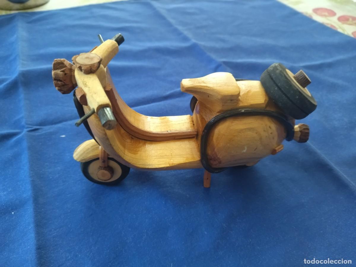 Vintage: Bonita vespa hecha en madera. - Foto 1