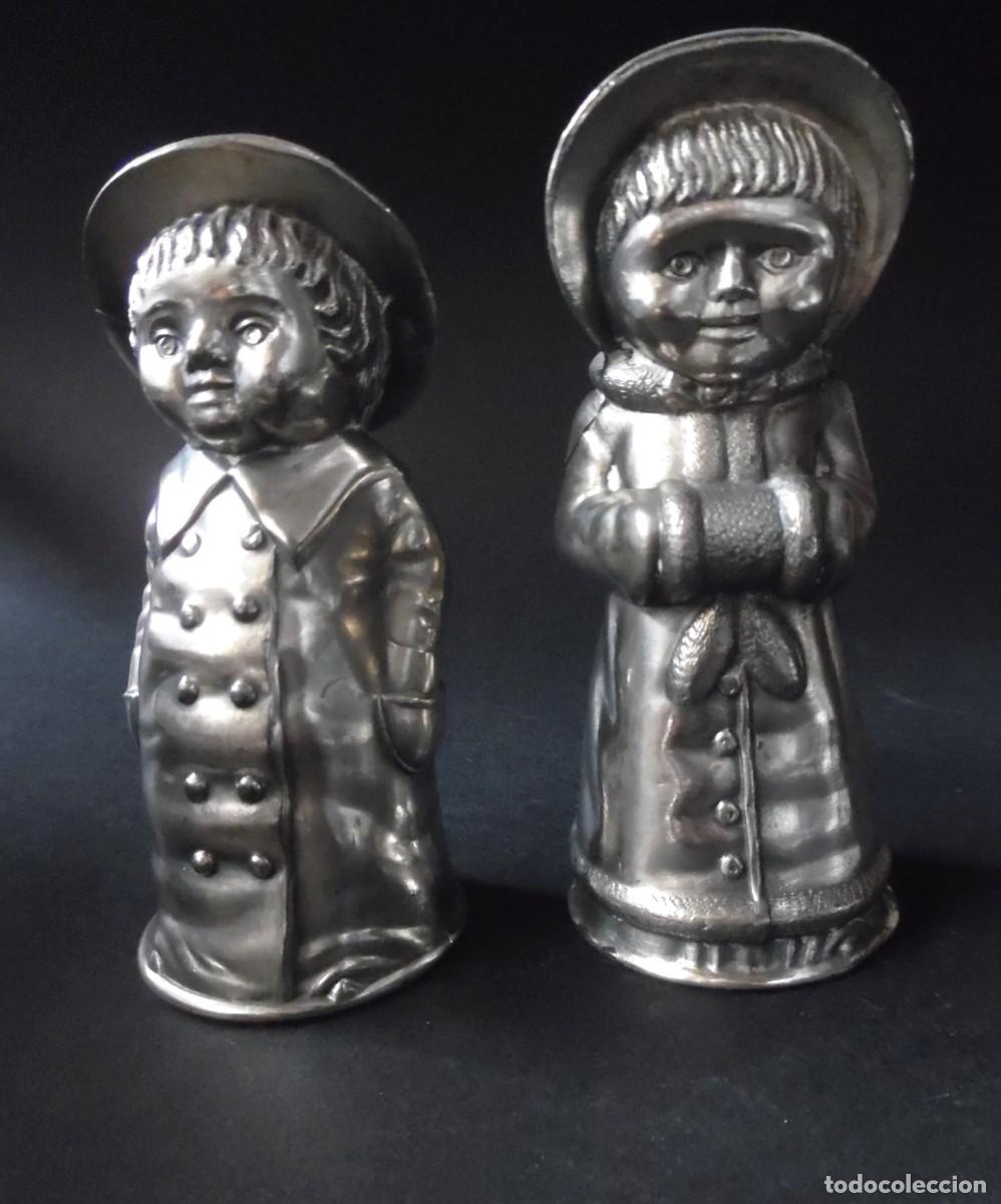 Vintage: Figuras de amish en metal plateado. Salero y pimentero. 10&acute;5 cm alto x 4,5 base. 181 gm y 163 gm