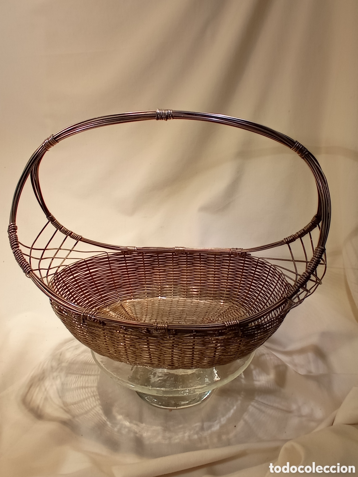 Vintage: CANASTO TRENZADO EN METAL PLATEADO