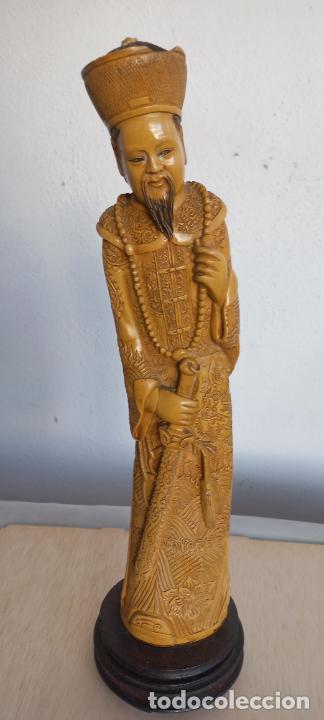 Vintage: Figura de mandatario o emperador chino en marfilina o similar, 33 cm de altura