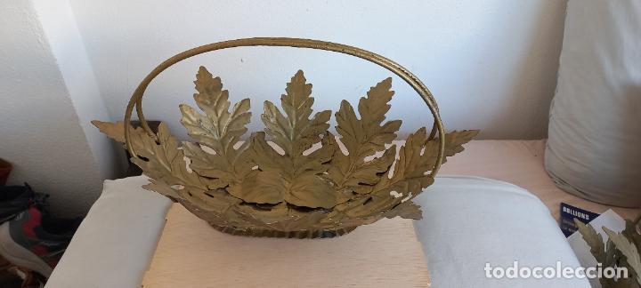 Vintage: CENTRO DE MESA DE METAL DORADO. 45,5 CM. - HOJAS DE HIERRO - FRUTERO - A&Ntilde;OS 60. ESTILO SOL DE FORJA.