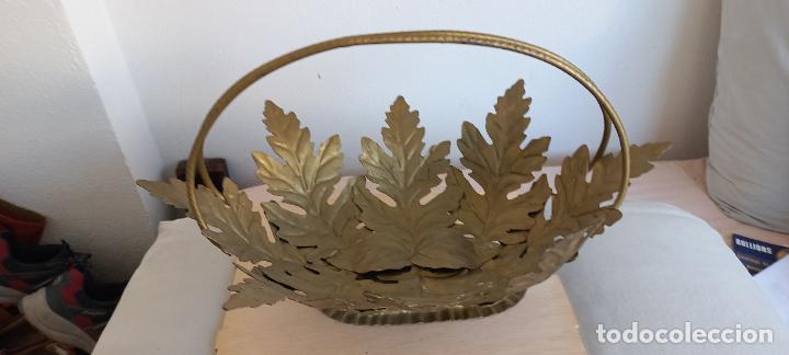 Vintage: CENTRO DE MESA DE METAL DORADO. 45,5 CM. - HOJAS DE HIERRO - FRUTERO - A&Ntilde;OS 60. ESTILO SOL DE FORJA.