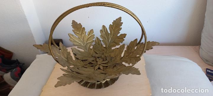 Vintage: CENTRO DE MESA DE METAL DORADO. 37 CM. - HOJAS DE HIERRO - FRUTERO - A&Ntilde;OS 60. ESTILO SOL DE FORJA.
