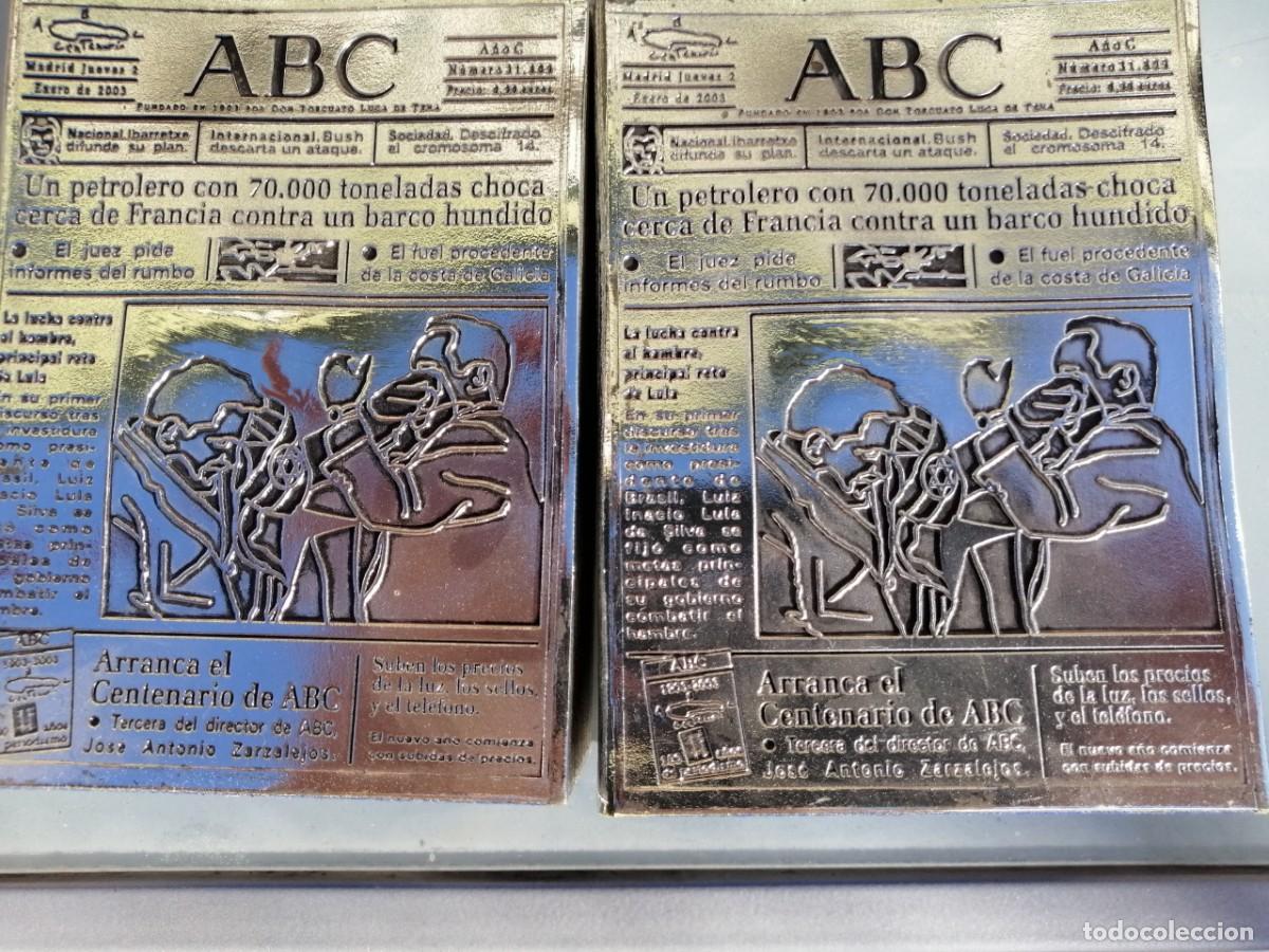Vintage: Sujeta libros (2 piezas) en metal con reproducci&oacute;n planchas del diario ABC