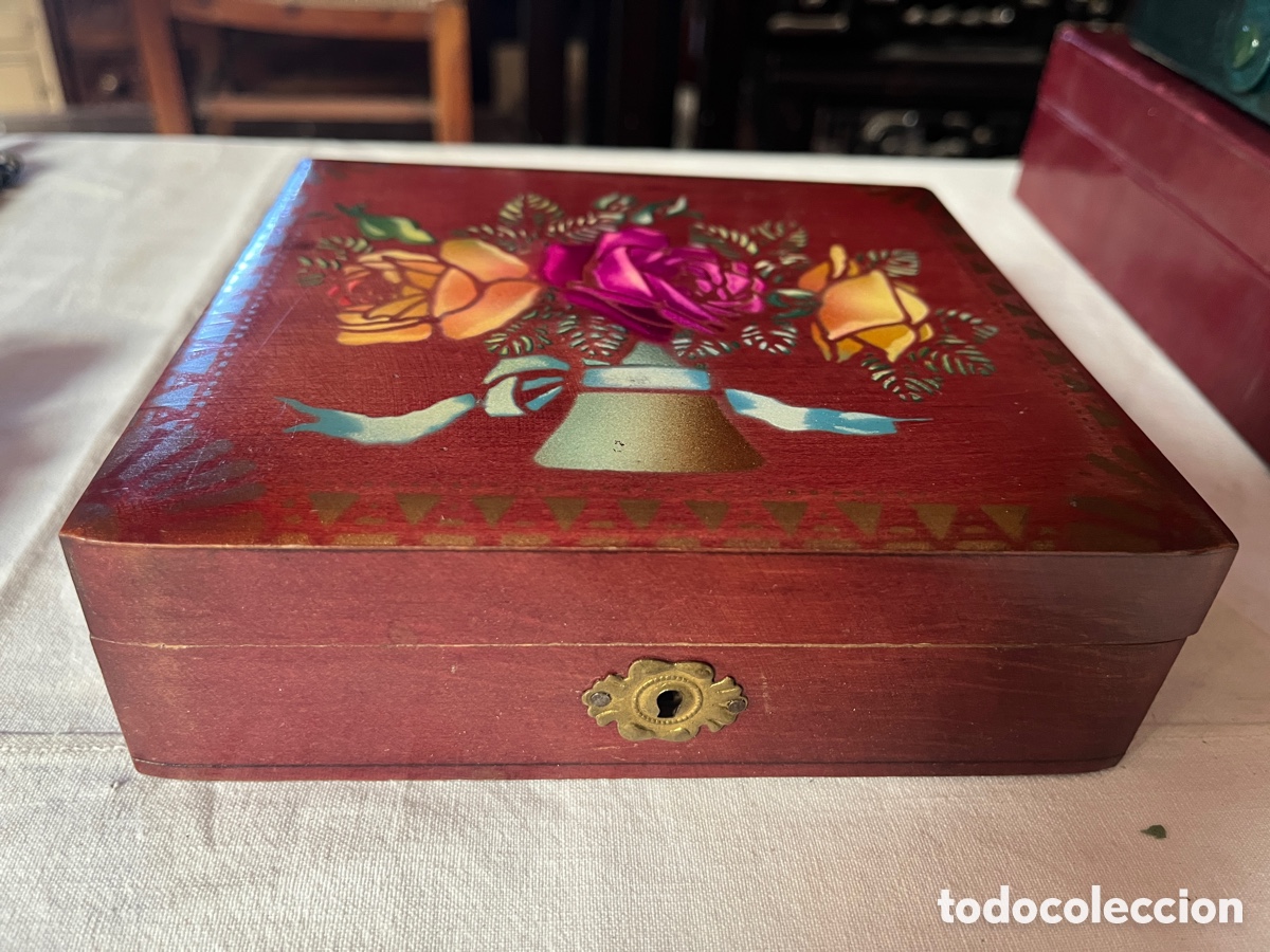 Vintage: CAJA DECORATIVA DE MADERA CON DIBUJO DE FLORES.