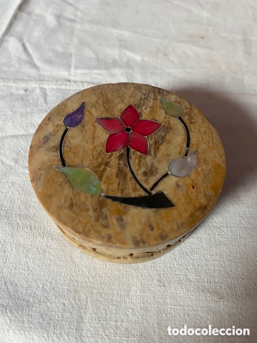 Vintage: CAJA DECORATIVA EN PIEDRA CON FLOR.