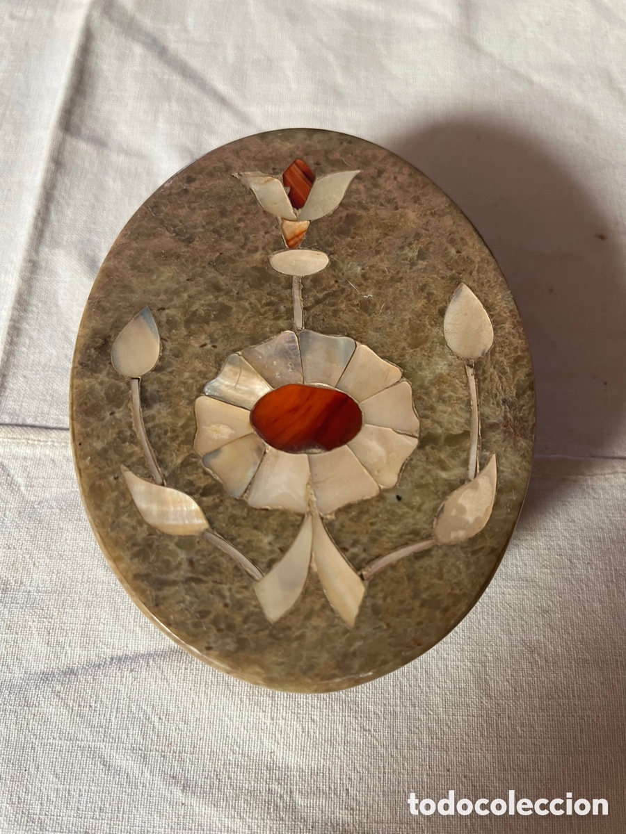 Vintage: CAJA DECORATIVA EN PIEDRA CON FLOR BLANCA.