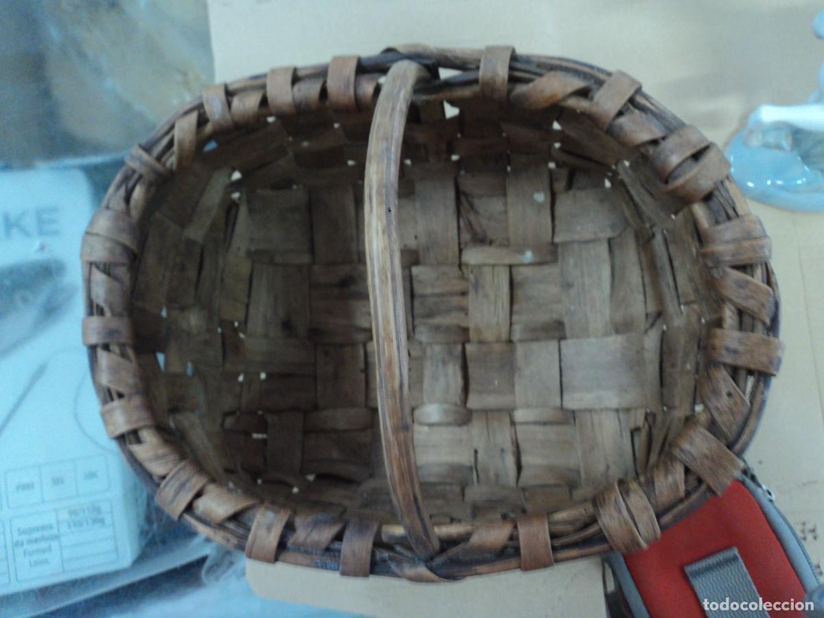 Vintage: Cesta r&uacute;stica de madera antigua. Se&ntilde;ales de carcoma - Foto 1