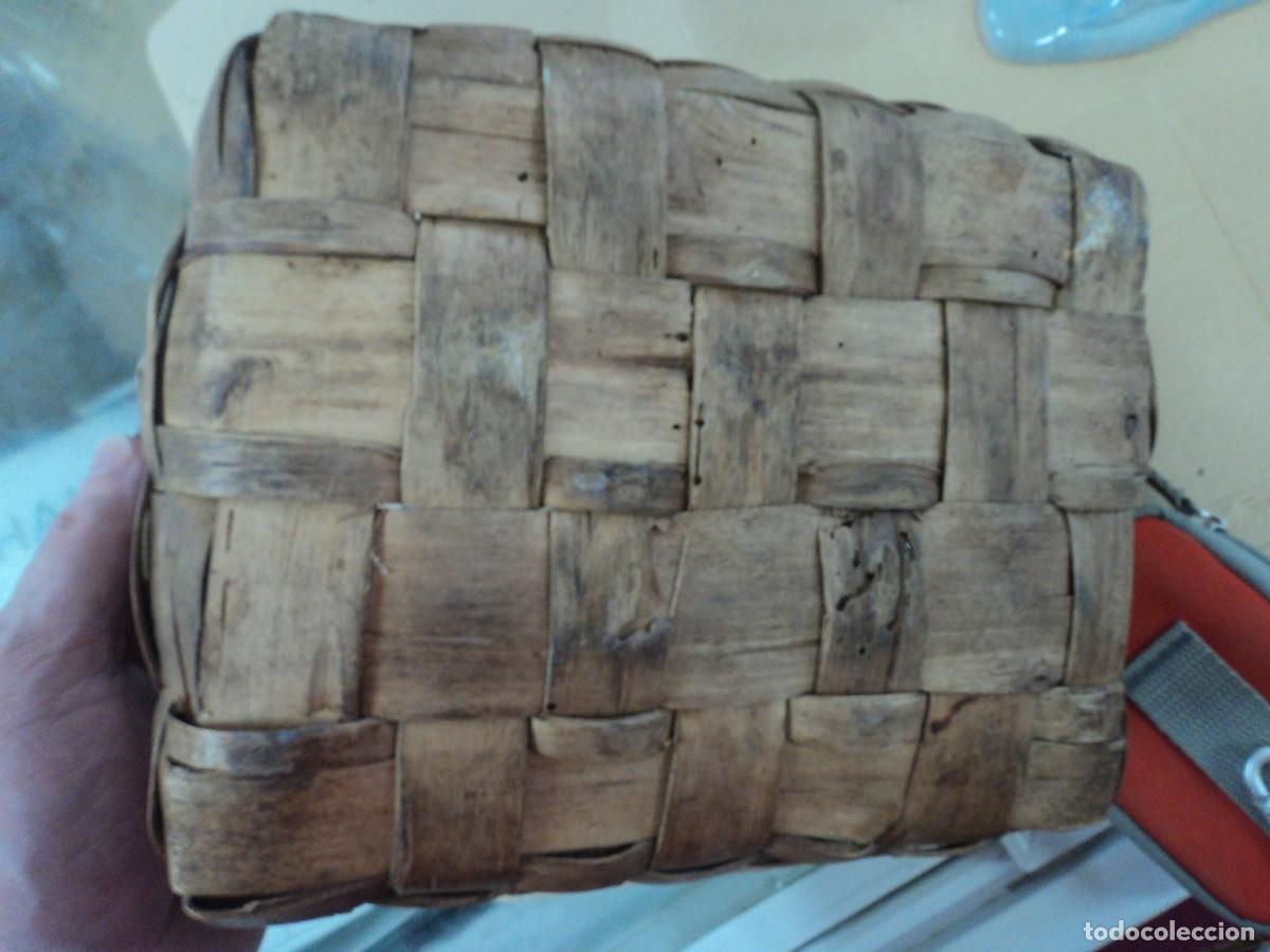 Vintage: Cesta r&uacute;stica de madera antigua. Se&ntilde;ales de carcoma - Foto 4