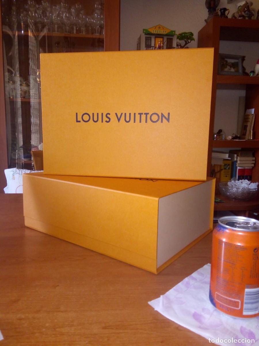 Caja regalo de cartón duro color naranja con anagrama Louis Vuitton y  cierre de imán