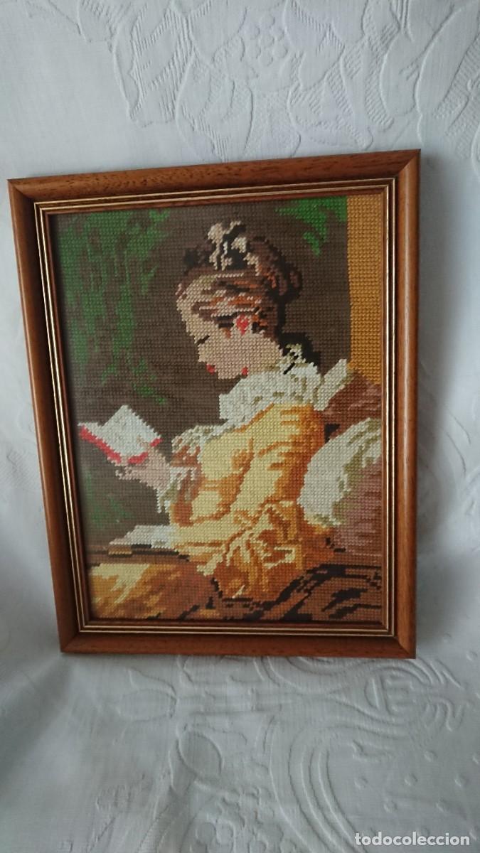 Vintage: CUADRO DAMA LEYENDO, PETIT POINT - Foto 1