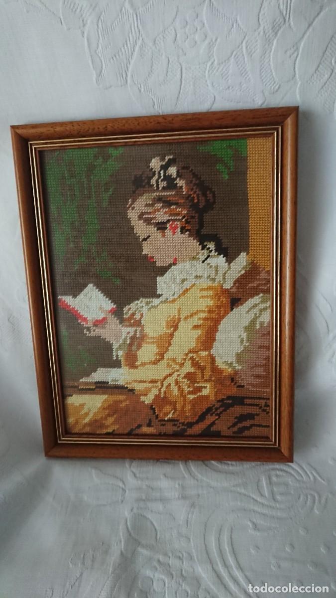 Vintage: CUADRO DAMA LEYENDO, PETIT POINT - Foto 2