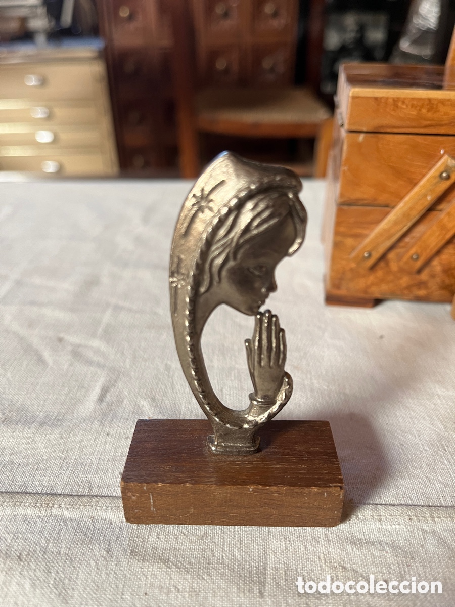 Vintage: VIRGEN EN PELTRE SOBRE BASE DE MADERA. Italia.