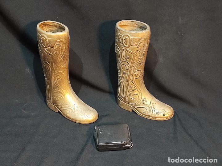 Vintage: PAREJA DE BOTAS DE BRONCE FUNDIDO, PARA JARRONES - Foto 1