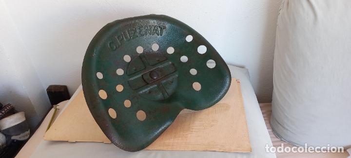 Vintage: C. PUZENAT. ANTIGUO ASIENTO DE HIERRO ORIGINAL de TRACTOR o MAQUINARIA AGRICOLA. DE FRANCIA.