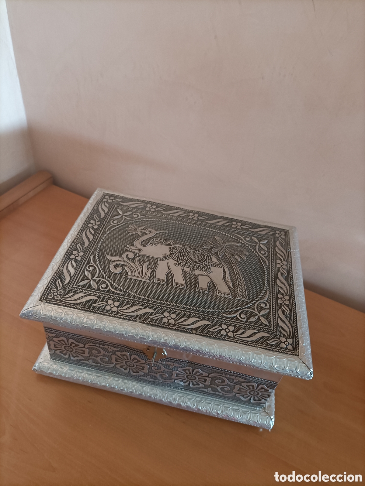 Vintage: Caja de esta&ntilde;o forrada de terciopelo - Foto 1