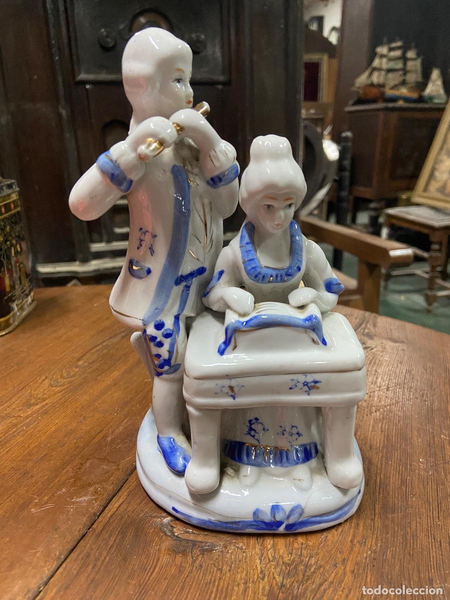 Vintage: ANTIGUA FIGURA DE CER&Aacute;MICA, PAREJA DE M&Uacute;SICOS, MADE IN CHINA - MEDIDAS: 19 X 10,5 CM
