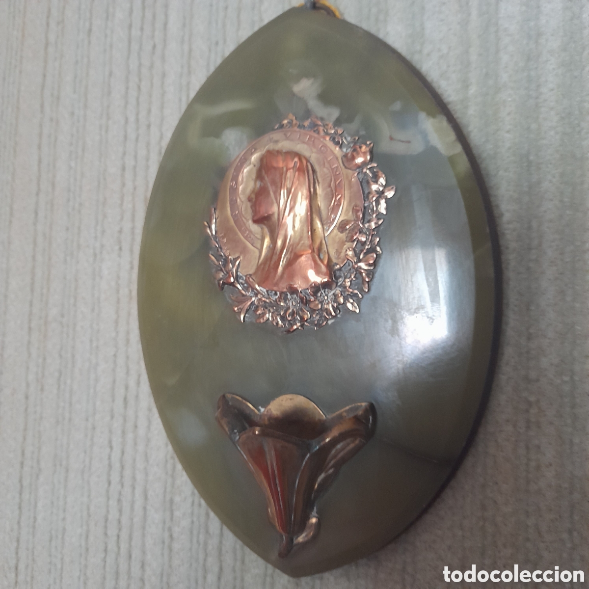 Vintage: Benditera de la Virgen Maria en metal y m&aacute;rmol