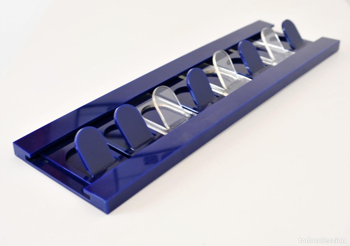 Vintage: Perchero vintage de metacrilato, azul y transparente. Base con percheros movibles