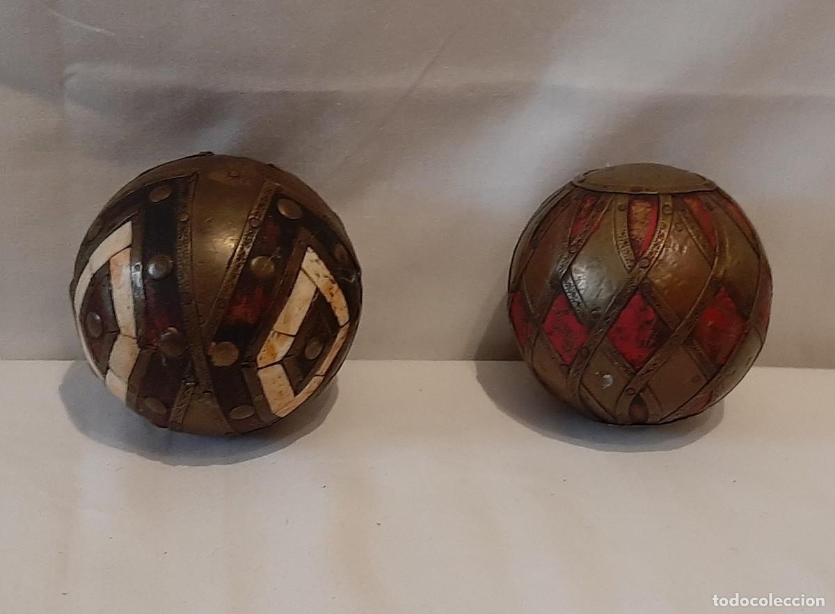 Vintage: Dos bolas hind&uacute;s en bronce madera y hueso - Foto 1
