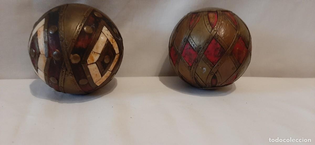 Vintage: Dos bolas hind&uacute;s en bronce madera y hueso - Foto 2