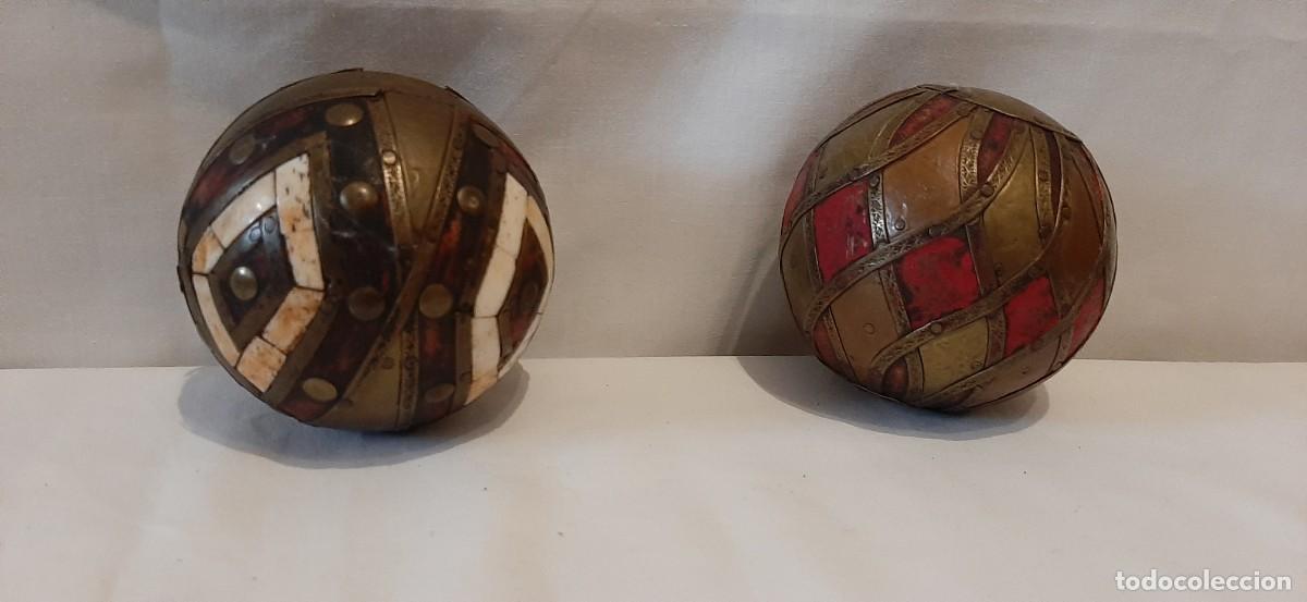 Vintage: Dos bolas hind&uacute;s en bronce madera y hueso - Foto 3