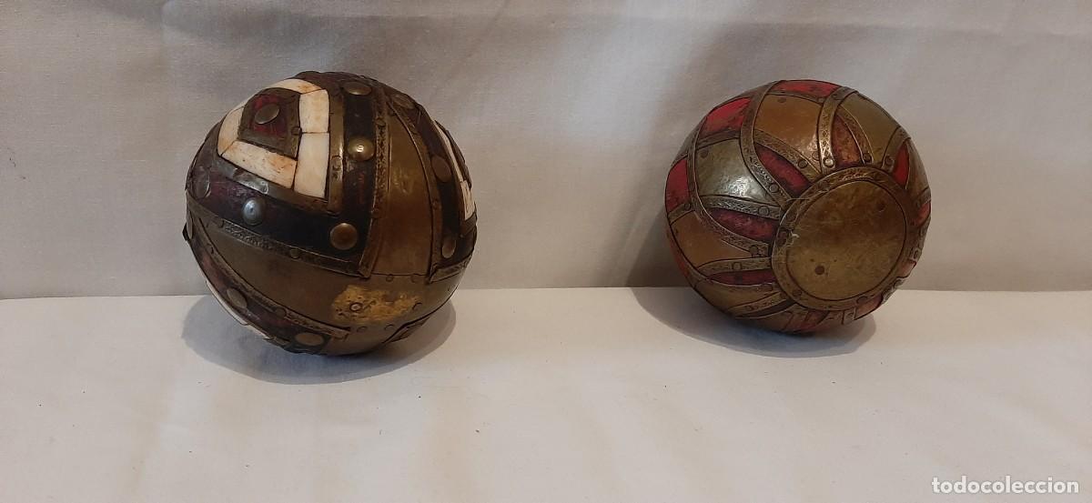 Vintage: Dos bolas hind&uacute;s en bronce madera y hueso - Foto 4