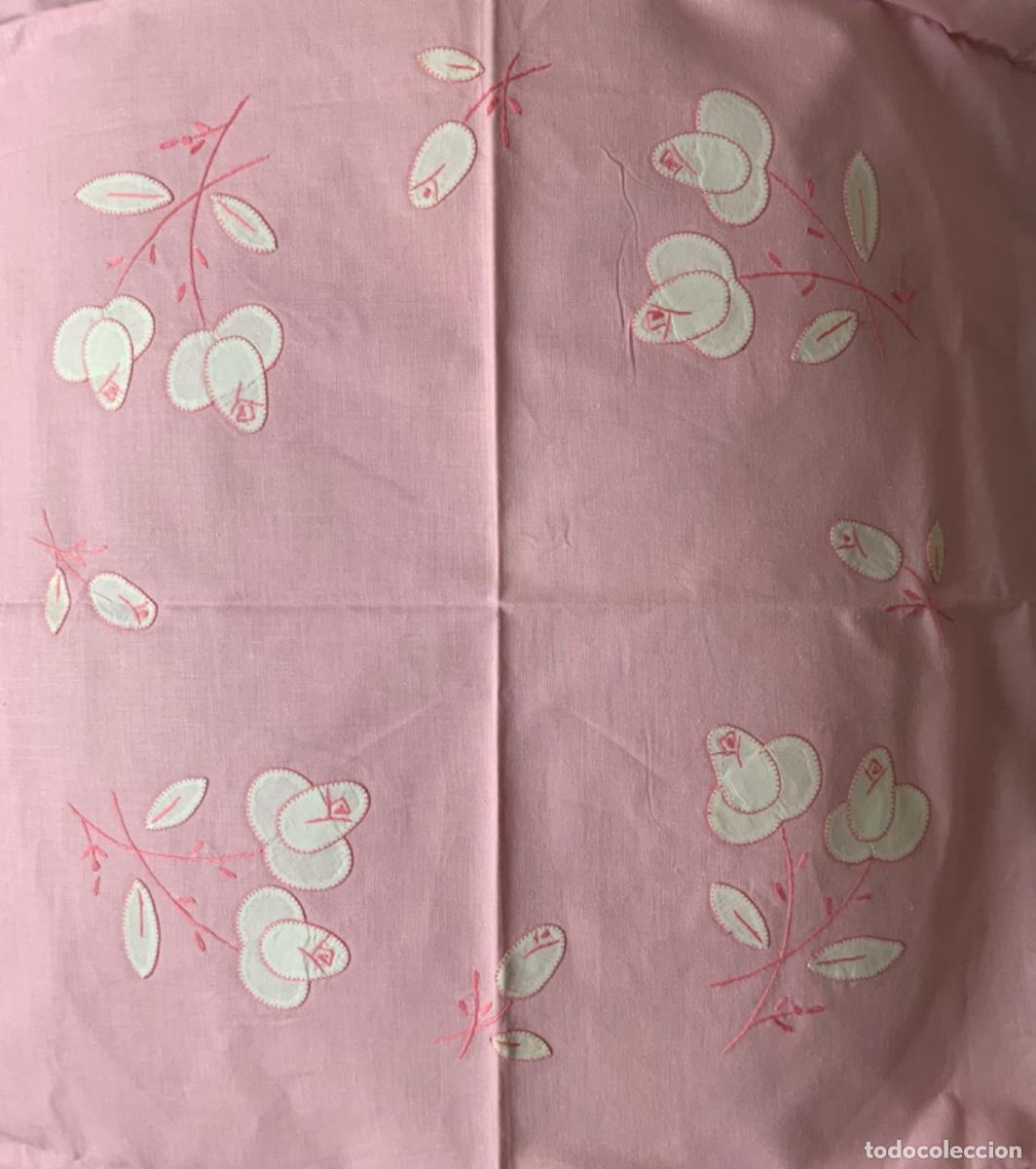 Vintage: PEQUE&Ntilde;O MANTEL ROSA BORDADO 85 cm x 84 cm