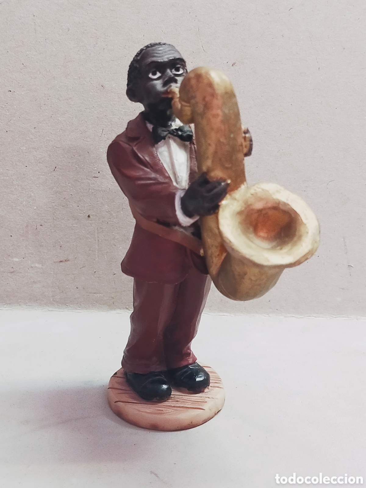 Vintage: FIGURA DE MUSICO, SAXOFONISTA. EN RESINA O PASTA. 13 CM.