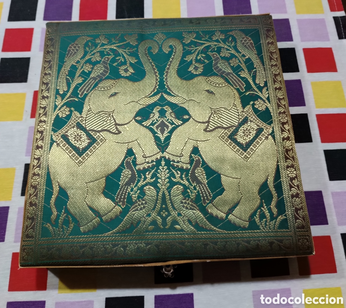 Vintage: BONITA CAJA forrada tela raso acolchada, motivos ELEFANTES.