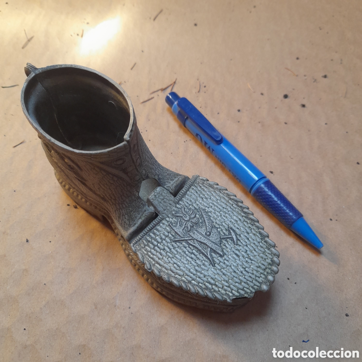 Vintage: Cenicero de alpaca . Bota militar