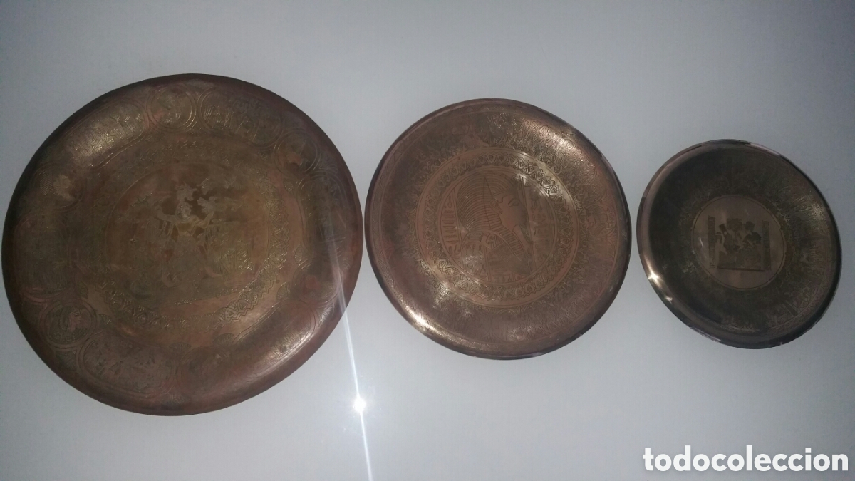 Vintage: Lote de antiguos platos de lat&oacute;n con motivos egipcios.